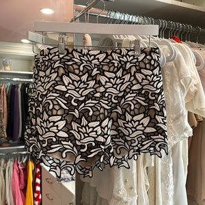 NWT Alice and Olivia black white lace shorts size 4